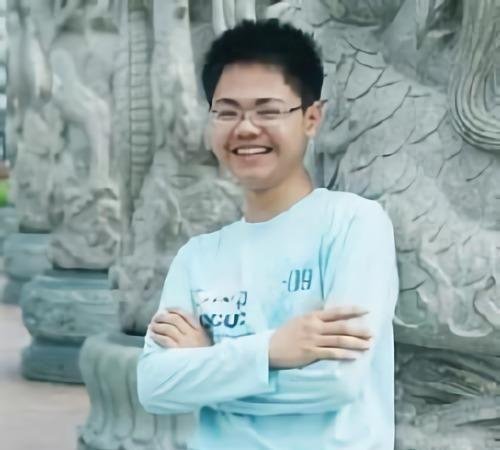 母亲陪读,高考671分摘状元上清华的江西男孩,如今怎样?