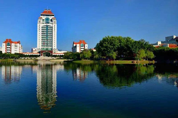 如何看待厦门大学给物理学新生送钻戒呢？