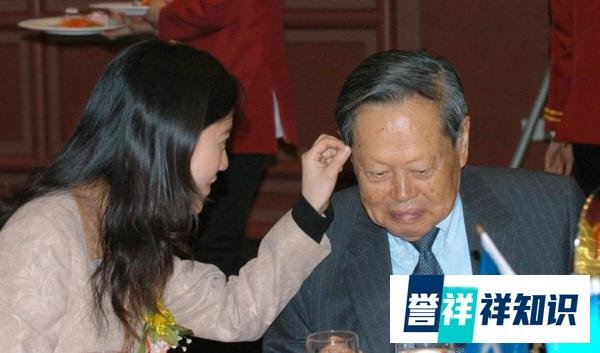 杨振宁近况引担忧，说话有气无力嘴巴脱皮严重缺水，网友喊话翁帆