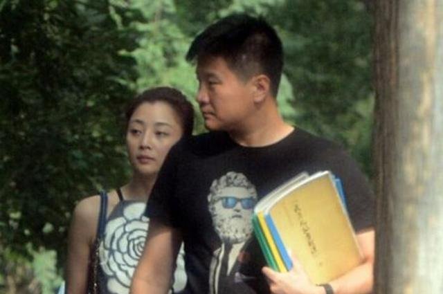 曾是顶级联赛第一射手,43岁李金羽娶漂亮妻子,近况如何?