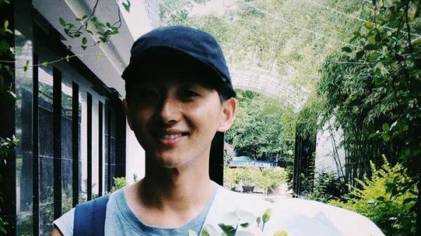 沈月恋情疑曝光？当街与男生牵手，这些小举动像极了情侣