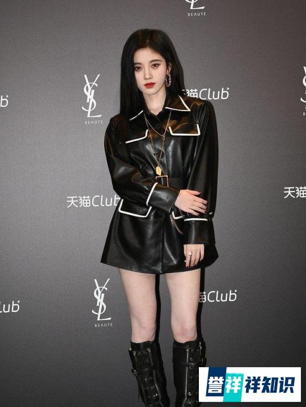 鞠婧祎新剧《满月之下请相爱》开播，穿搭减龄水手服造型