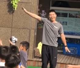 厦门“猛男”幼师走红网络，幼儿园的男教师是否能培养孩子的阳刚之气？
