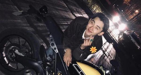 沈月恋情疑曝光？当街与男生牵手，这些小举动像极了情侣