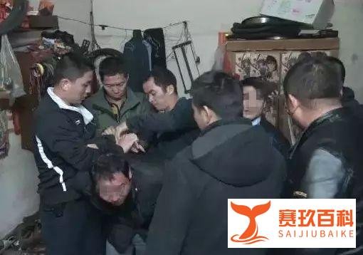 恐怖！实拍东莞女子上班途中遭强行拖拽上轿车！年关将至，各位小心！