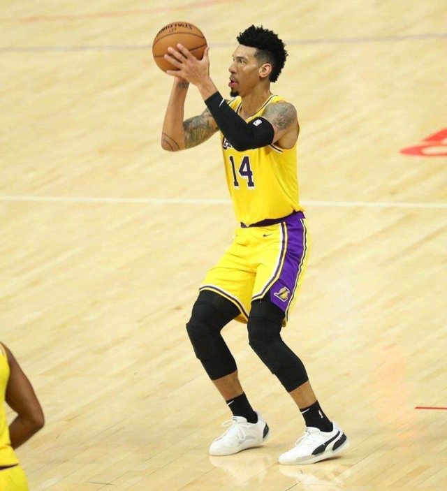湖人最优秀的签约！仅用300万，就拿下NBA哪位防守悍将？