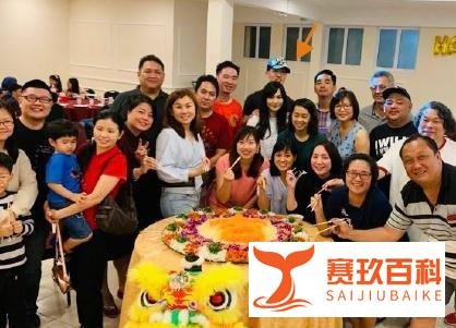41岁吴尊参加同学会壮硕似小伙，男同学发福挺大肚腩，同框像两辈人