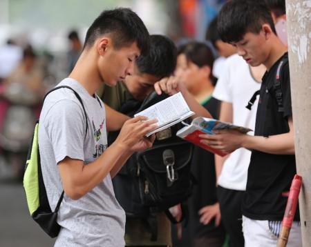 母亲陪读,高考671分摘状元上清华的江西男孩,如今怎样?