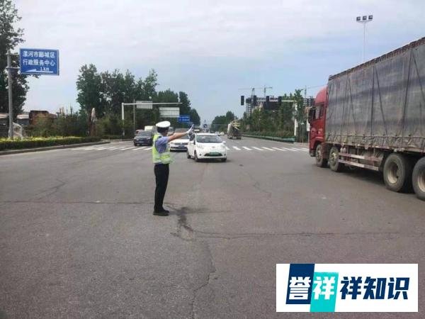 烈日下，“人体红绿灯”坚守三小时