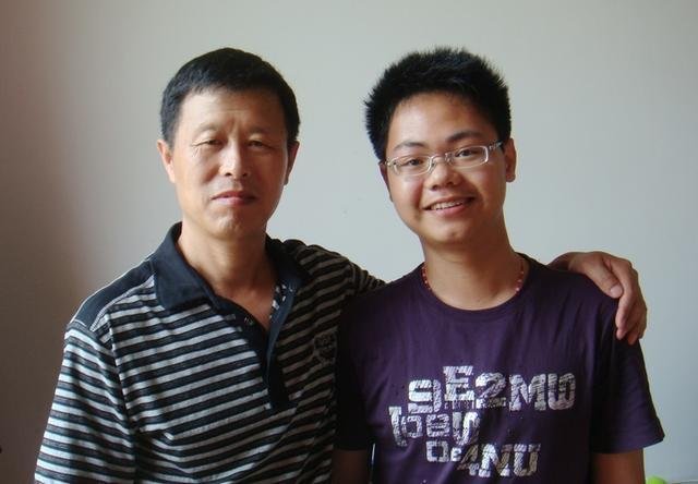 母亲陪读,高考671分摘状元上清华的江西男孩,如今怎样?