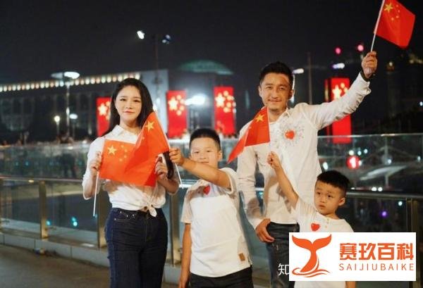 邹市明真是人生赢家！娇妻生完三胎身材苗条，儿子们随爸长得帅气
