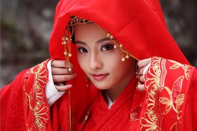 张嘉倪夫妇回应抱娃被拍，富二代老公买超究竟什么背景？