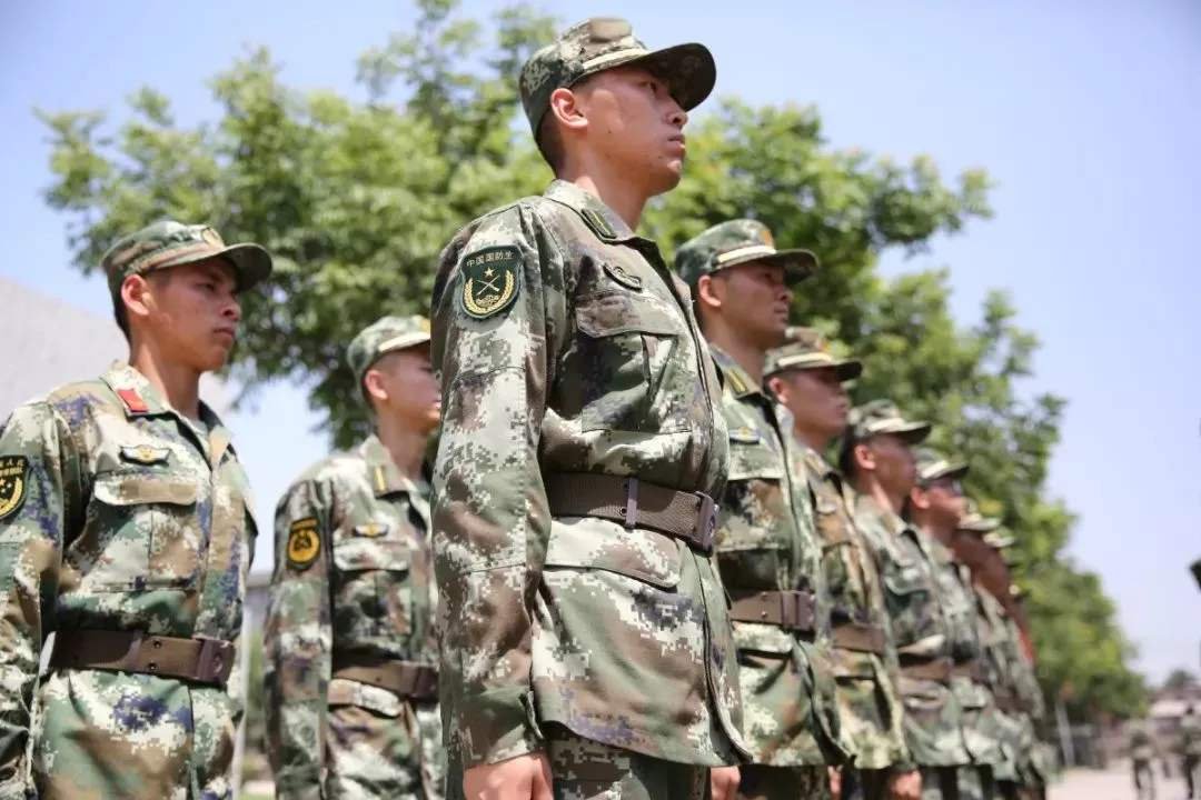 周口退伍老兵踢正步为军嫂盖头纱，你被这一幕感动到了吗？