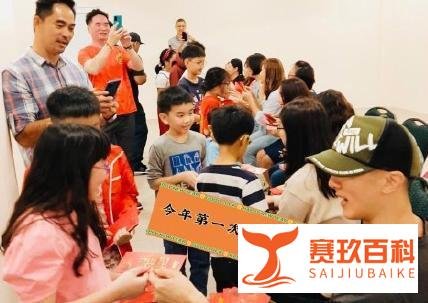 41岁吴尊参加同学会壮硕似小伙，男同学发福挺大肚腩，同框像两辈人