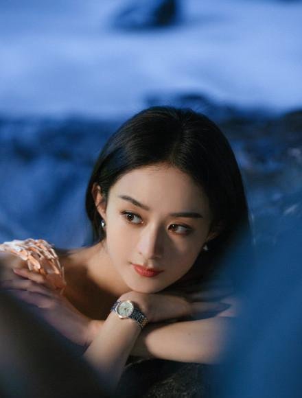 赵丽颖自然之灵大片释出！罕见黑长发造型效果清新冷艳|名门泽佳
