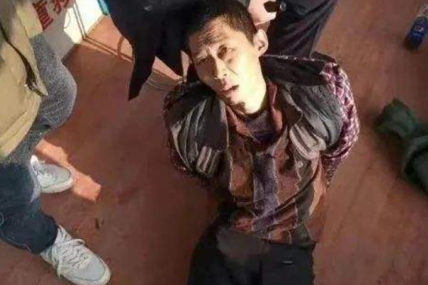 越狱犯朱贤健躲在吉林一废弃景区,他在这里是如何生活的?