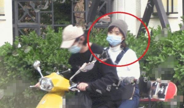 沈月恋情疑曝光？当街与男生牵手，这些小举动像极了情侣