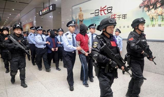警方通报沐川枪击案详情,嫌犯为何会配枪?是否存在管理失职?