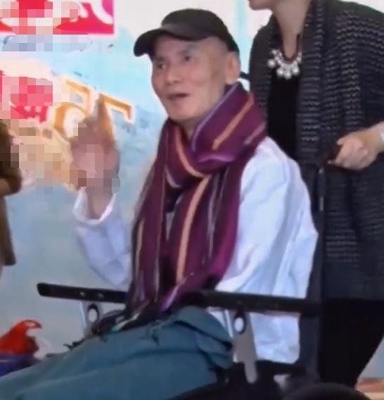 功夫明星刘家辉近照，面容憔悴靠轮椅走动，遭妻儿夺财产后抛弃