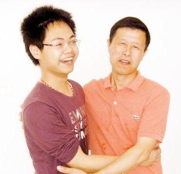 母亲陪读,高考671分摘状元上清华的江西男孩,如今怎样?