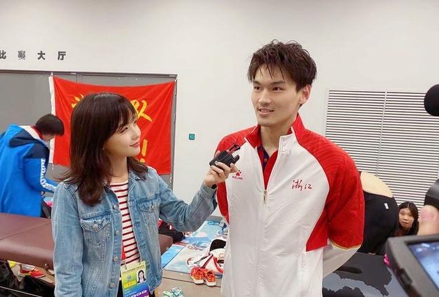 王冰冰、徐嘉余太好嗑了,他们二人之间的互动有多甜?