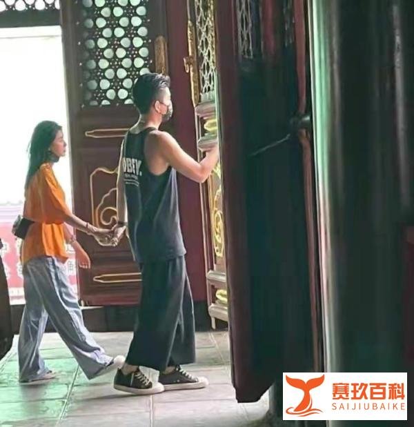 王大陆蔡卓宜街头激吻，两人醉酒顺便秀恩爱，恋情似乎实锤了