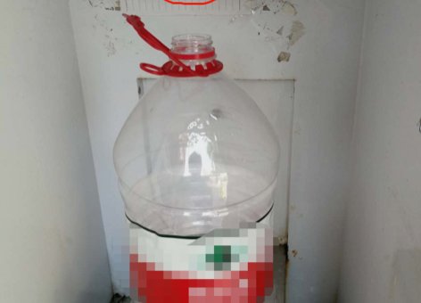 怎样用投币式饮水机打水？