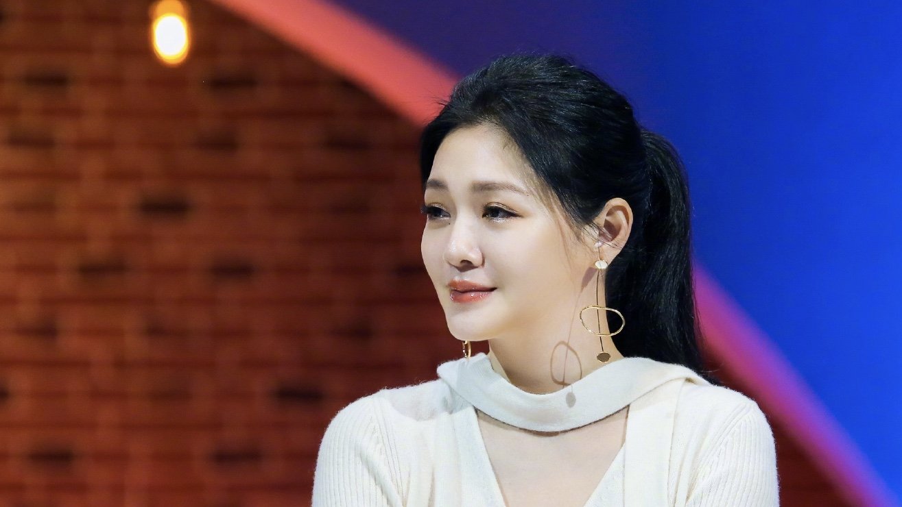 大s终于露面了,再婚后首亮相放飞自我,此事的舆论对她的影响有多大?