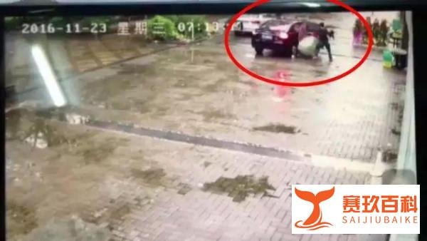 恐怖！实拍东莞女子上班途中遭强行拖拽上轿车！年关将至，各位小心！