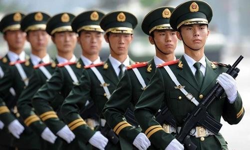 周口退伍老兵踢正步为军嫂盖头纱，你被这一幕感动到了吗？