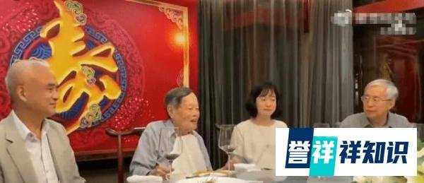 杨振宁近况引担忧，说话有气无力嘴巴脱皮严重缺水，网友喊话翁帆