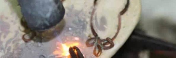 翡翠是怎样镶来的