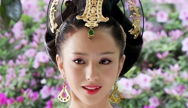 电视剧《母仪天下》中赵飞燕的结局是什么呀？