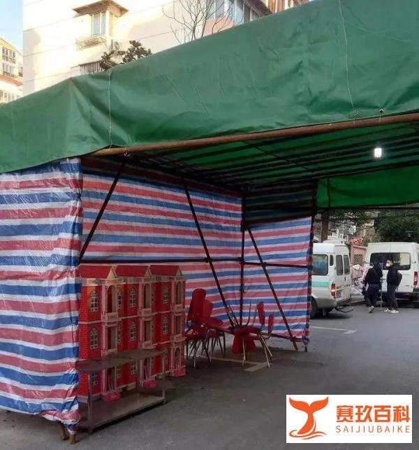 上海一小区多户占公共区域搭灵棚 ,「燃烧逝者衣物,哭丧声不断」,如何看待此事?