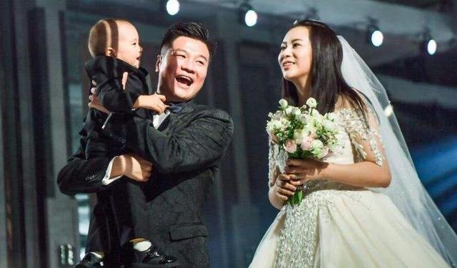 曾是顶级联赛第一射手,43岁李金羽娶漂亮妻子,近况如何?