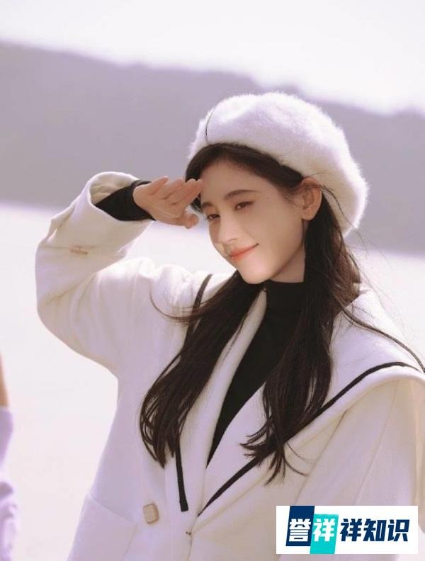 鞠婧祎新剧《满月之下请相爱》开播,穿搭减龄水手服造型