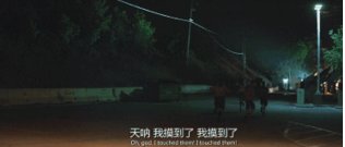 美国僵尸类电影里面有个胸部暴露的警察