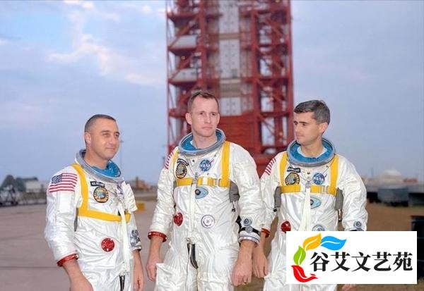 美国航天史上最绝望的事故：模拟发射时，眼看着三名宇航员被烧死