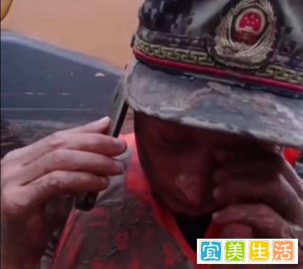 满脸污渍的战士骗母亲自己没有参加抗洪，善意的谎言令人动容