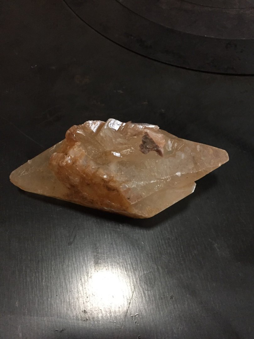 请问有哪位专家能告诉我这从石山里炸出来的透明石是什么石头？有价值没有？谢谢🙏