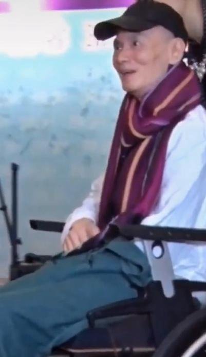 功夫明星刘家辉近照，面容憔悴靠轮椅走动，遭妻儿夺财产后抛弃