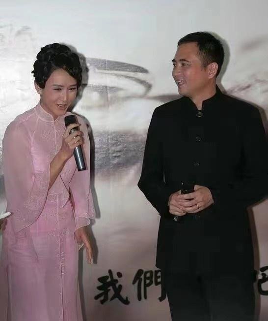 胡静与富豪老公同框，粉色旗袍穿出阔太范，优雅粉嫩女人味十足