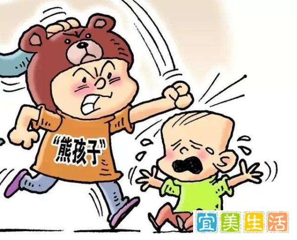 一块清洁牌换来连踢15脚!26岁女子殴打5岁男童被拘!