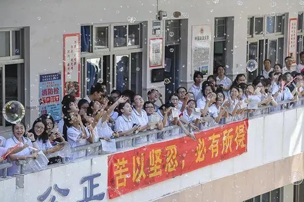 清华北大已与高考900分男生联系，你看好他的发展前景吗？