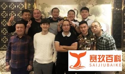 41岁吴尊参加同学会壮硕似小伙，男同学发福挺大肚腩，同框像两辈人