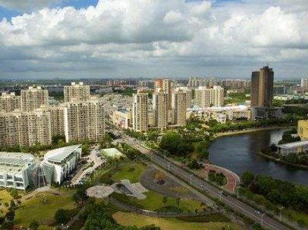 上海一大妈拥有90套房106个车位,这位大妈有什么背景?