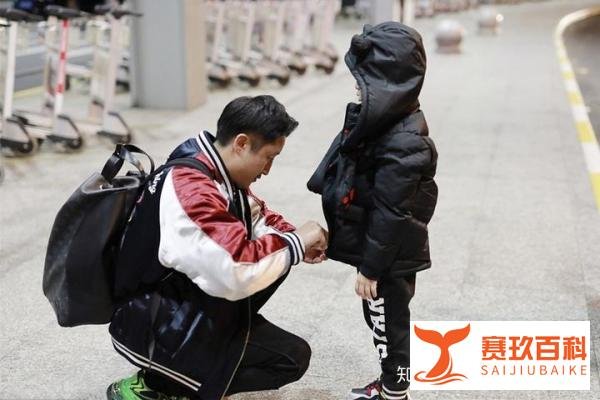 邹市明真是人生赢家!娇妻生完三胎身材苗条,儿子们随爸长得帅气