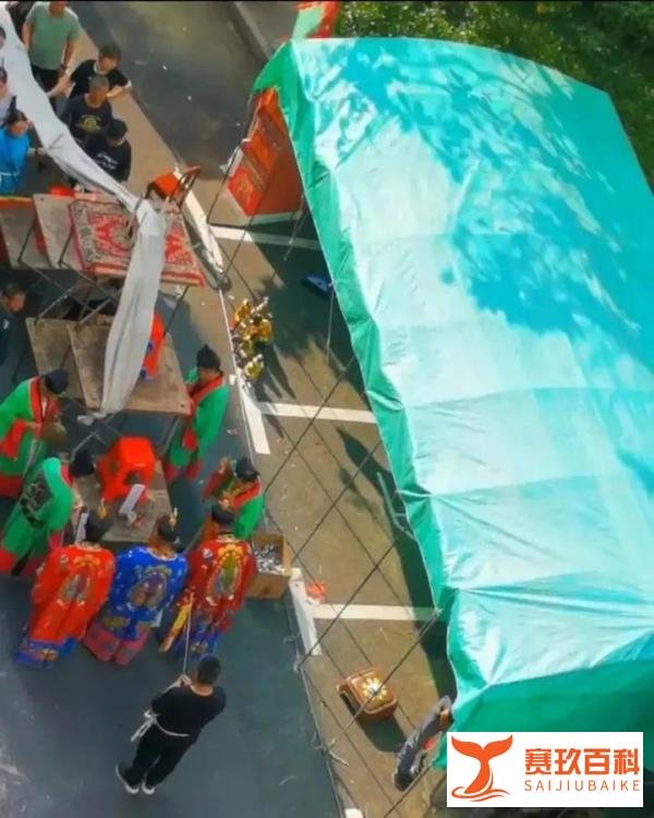 上海一小区多户占公共区域搭灵棚 ,「燃烧逝者衣物，哭丧声不断」，如何看待此事？