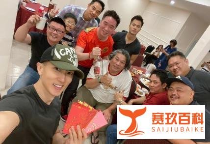 41岁吴尊参加同学会壮硕似小伙，男同学发福挺大肚腩，同框像两辈人