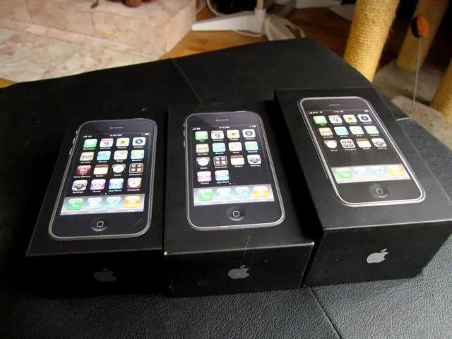 2007款未拆封苹果初代iPhone以40万美元价格拍出,值得吗?